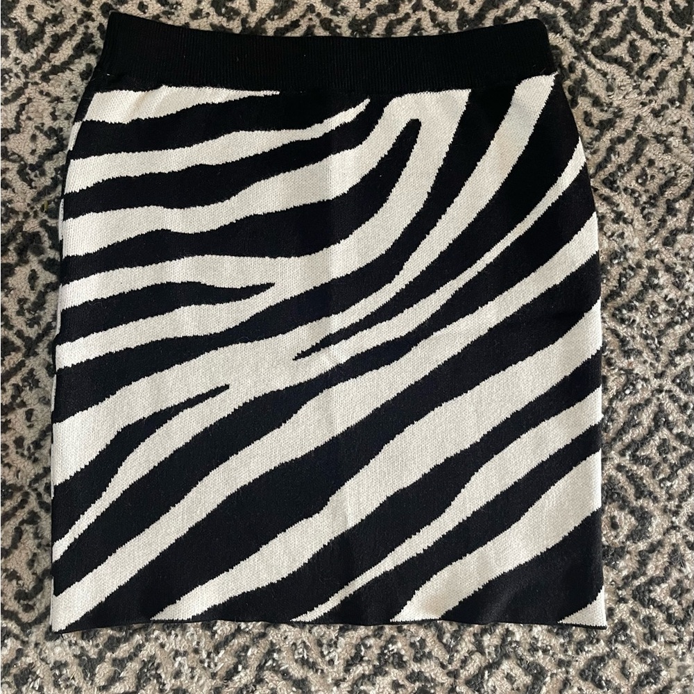 Forever 21 Black and White Zebra Knit Mini Skirt